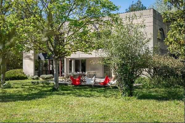 Architect-designed home for sale near Aix-en-Provence.