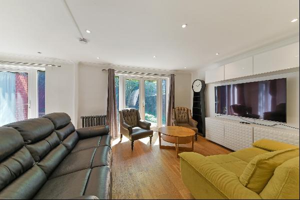 A well-presented four bedroom, end-of-terrace house to let in Islington, N1.