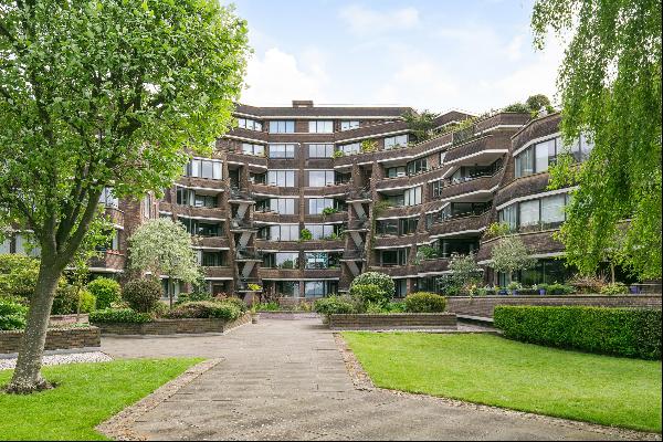 A fabulous three bedroom apartment situated in this iconic riverside development with off 