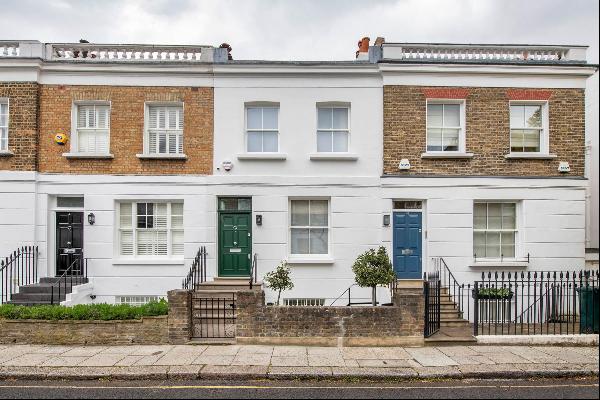 Three bedroom house available in the beautiful streets of Chelsea.