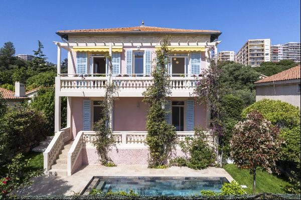 Charming renovated niçoise villa with sea view and pool.