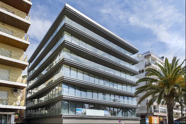 Seafront penthouse in new development in Lloret de Mar