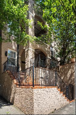 Enjoy This Sun-Drenched Townhome Near Piedmont Park!