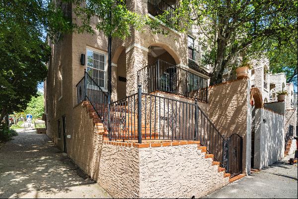 Enjoy This Sun-Drenched Townhome Near Piedmont Park!