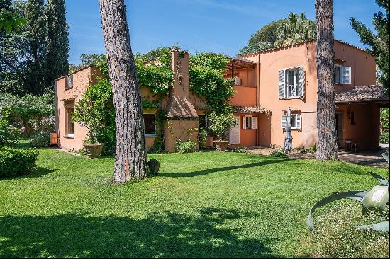 Villa with pool immersed in Appia Antica park