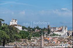 Elegant penthouse with terrace and panoramic views of Rome