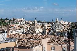 Elegant penthouse with terrace and panoramic views of Rome