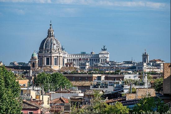 Elegant penthouse with terrace and panoramic views of Rome