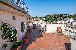 Elegant penthouse with terrace and panoramic views of Rome