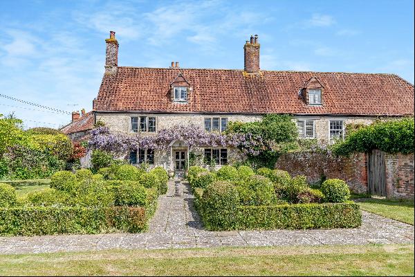 A fascinating, period farmhouse with outbuildings and coach house set in a village in matu