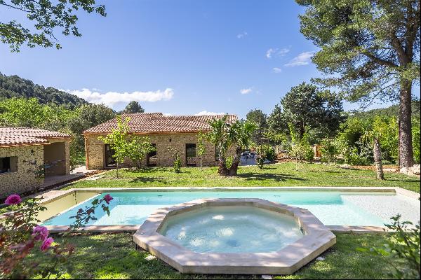 Beautiful property for sale in Saumane-de-Vaucluse.