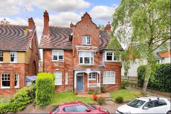 An elegant 2 bed apartment within a fine Edwardian former house, just 0.8 of a mile from t