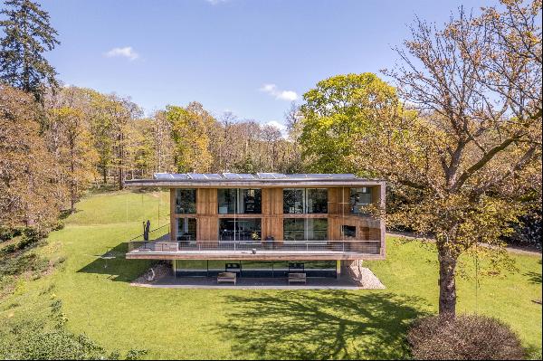 An award winning contemporary home set in 20 acres of idyllic ancient English woodland wit