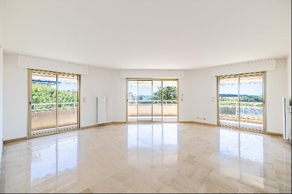 4 bedroom apartment with sea view in Cannes.