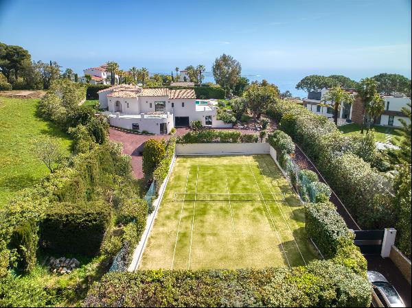 Villa with sea views, tennis and pool in Cannes.