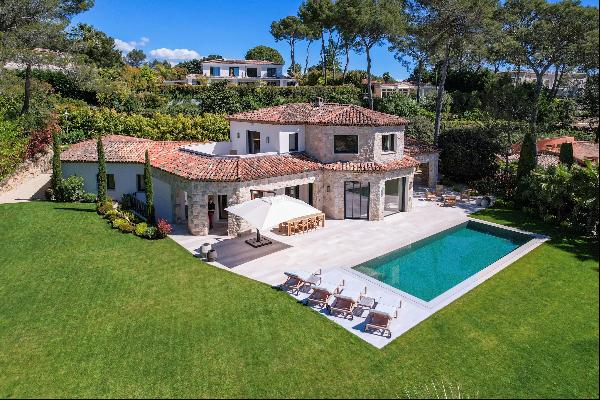 Wonderful villa in a prestigious private domain in Mougins.