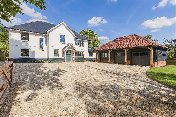 A superb new build situated in lovely quiet residential road in the centre of Kingwood.