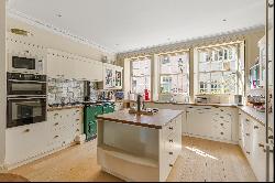 Characterful three storey house with parking in idyllic South Kensington address