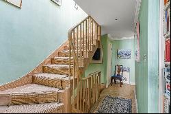 Characterful three storey house with parking in idyllic South Kensington address