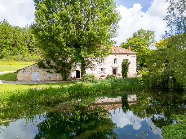 Magnifique Moulin début XIX° rénové en plein triangle d'or