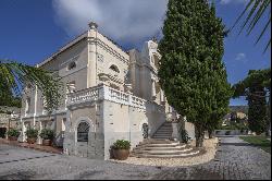 Neoclassical House In Tiana