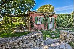 A charming property faces the Luberon