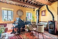 Ancient farmhouse with a view on the hills of Lucca