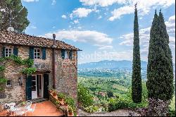 Ancient farmhouse with a view on the hills of Lucca