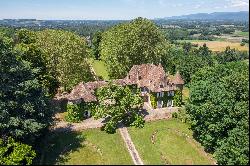 Exceptional historic XVIth-century château on a 50-hectare estate.