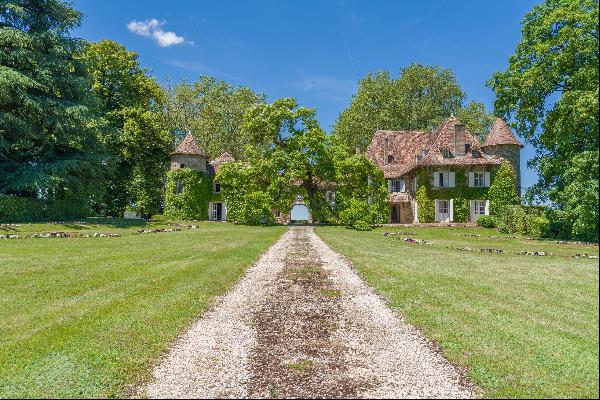 Exceptional historic XVIth-century château on a 50-hectare estate.