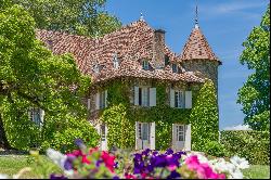 Exceptional historic XVIth-century château on a 50-hectare estate.