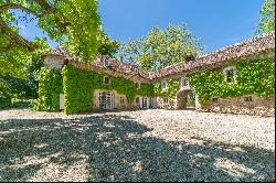 Exceptional historic XVIth-century château on a 50-hectare estate.