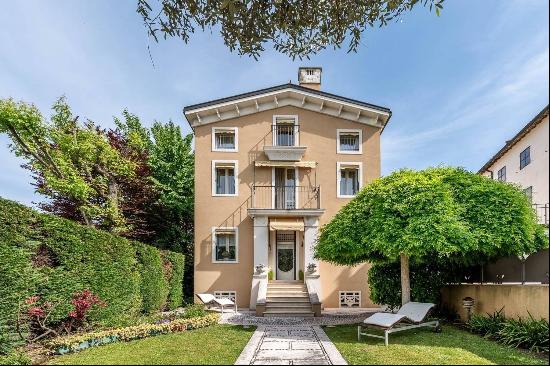 Elegant 20th-century renovated villa with garden