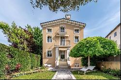 Elegant 20th-century renovated villa with garden