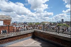 A light and spacious Mayfair penthouse with iconic views in a portered building