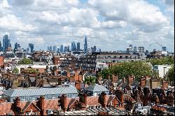 A light and spacious Mayfair penthouse with iconic views in a portered building