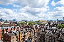 A light and spacious Mayfair penthouse with iconic views in a portered building