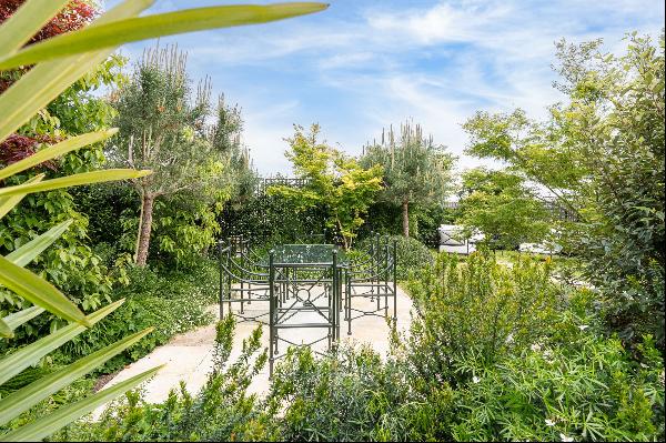 Paris XVI - Art deco Penthouse opening on terraces