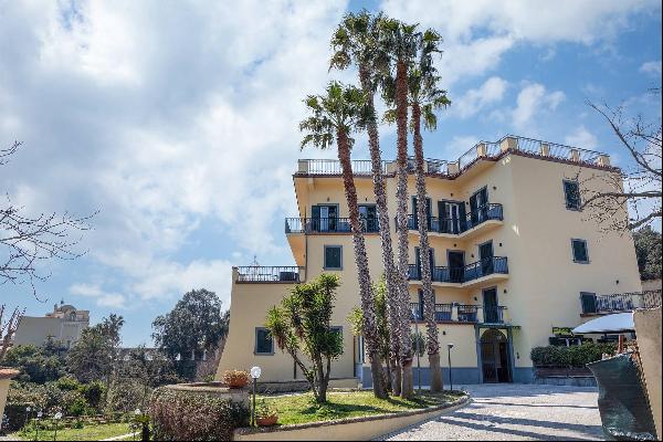 Apartment with terrace and sea access in Posillipo