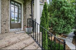 Convenient and Luxurious Townhome in Charming Gated Vinings Community