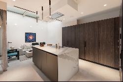 Modern luxury property with grand features in the heart of London