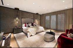 Modern luxury property with grand features in the heart of London