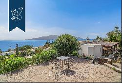 Exclusive luxury villa with two big porticoes and a boundless panoramic view of the sea of