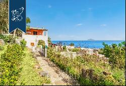 Exclusive luxury villa with two big porticoes and a boundless panoramic view of the sea of