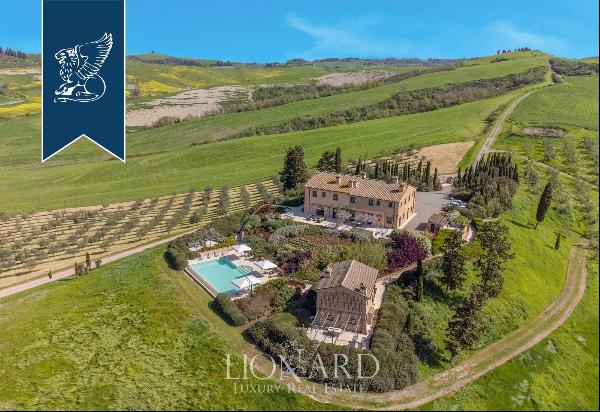 Luxury agritourism resort for sale in the heart of the Tuscan hills, with three cottages, 