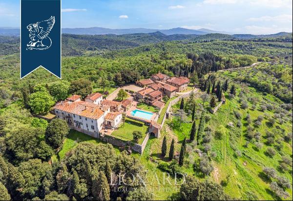 Imposing property with seventeenth-century villa, farmhouses and park with swimming pool f