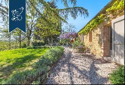 Elegant oasis in a shabby chic style surrounded by a 20-hectare estate in Pienza, in the T