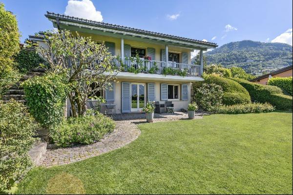 Charming detached villa with lake and mountain views