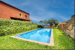 Semi-detached house with sea views in the center of the village of Begur