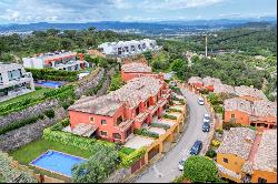 Semi-detached house with sea views in the center of the village of Begur